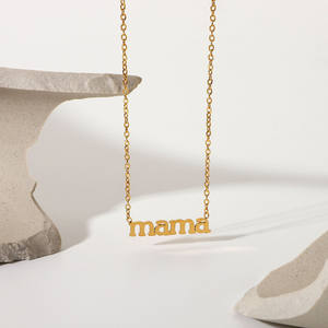 Collar de Día de Mamá, nombre personalizado, letra inicial chapada en oro, acero inoxidable, tiny morther - Product Image 1