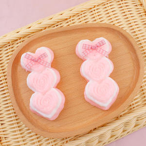 Juguete de descompresión creativo con forma de corazón, de goma suave, para aliviar el estrés, con diseño de Caperucita Roja, juguete de descompresión de la misma presión, suave. - Product Image 4