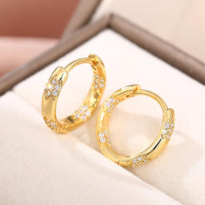 Orecchini a Cerchio E3838 in Oro per Donna, Design Classico a Fiore con Zirconi, Gioielli in Lega con Taglio Brillante Rotondo e Montatura a Griffe - Product Image 3