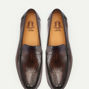Mocassins noirs classiques, ornés de boutons métalliques raffinés, style élégant business casual, chaussures habillées - Product Image 6
