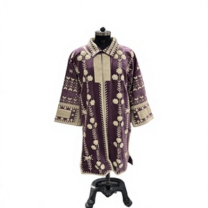 Manteau long d'hiver en velours violet fait main avec col mandarin, broderie florale beige et détail de poignets géométriques, style bohème - Product Image 2