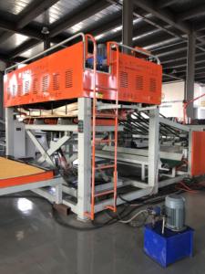 Empileur de placages hydraulique automatique 8*4 FT 2700 mm pour ligne de <span class=keywords><strong>pose</strong></span> de contreplaqué - Product Image 1