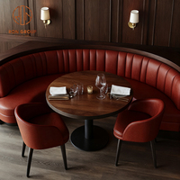 Ensemble de meubles de restaurant moderne : table ronde en bois, banquette demi-cercle en cuir rouge, table et chaises