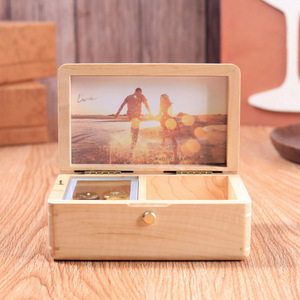 Ever Bright Custom DIY Photo Print Boîte à musique en bois Mouvement Sankyo pour Noël Cadeau d'anniversaire de la Saint-Valentin pour bijoux - Product Image 2