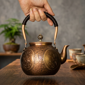 Bouilloire à thé traditionnelle chinoise en métal avec couvercle et poignée, finition bronze - Product Image 1