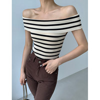 Camiseta de punto elegante de manga corta con hombros descubiertos y rayas en contraste para mujer, ideal para el verano y el día a día, con ajuste ceñido y bajo MOQ.