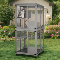 Grande maison pour chat en bois d'extérieur sur roues avec fermeture à bouton, boîte à fenêtre pour chat de patio, griffoir pour enclos extérieur