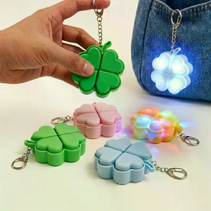 Porte-clés LED en plastique trèfle à quatre feuilles porte-bonheur avec boutons à pression pour soulager le stress, cadeau de fête, pendentif de sac à dos pour enfants - Product Image 5