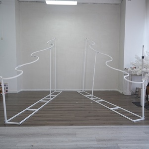 Decoración moderna para escenarios de bodas con forma de onda, de metal, con altura ajustable y cubierta de tela para eventos. - Product Image 1