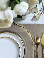 Vente en gros de 13 pouces blanc avec garniture dorée perlée assiettes de présentation de mariage transparentes verre réutilisable PP vaisselle en plastique vaisselle quantité minimale de commande 50pcs