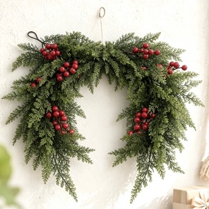 Décoration murale de Noël en pin Kashiwahi de 60 cm avec baies rouges pour la décoration de la maison pendant les fêtes - Product Image 3