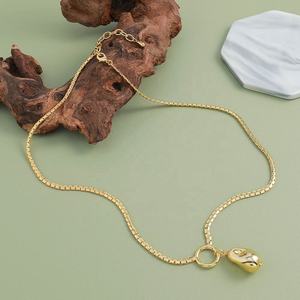 Collar Minimalista <span class=keywords><strong>de</strong></span> Moda para Mujer con Colgante Piramidal <span class=keywords><strong>de</strong></span> Oro <span class=keywords><strong>de</strong></span> 18K y Cadena <span class=keywords><strong>de</strong></span> Latón Chapado, Estilo Versátil y Exclusivo - Product Image 4