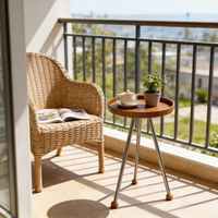 Table basse pivotante sur mesure en bois d'acajou foncé, plateau rond, base trépied avec accents sphériques, pour coin lecture ou bibliothèque