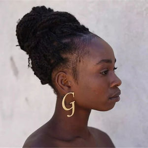 स प्रमाणन वैलेंटाइन डे उपहार व्यक्तिगत स्टेनलेस स्टील सोने की प्लेटिंग कस्टम बड़े अक्षर नाम प्रारंभिक स्टड इयररिंग्स - Product Image 4