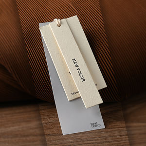 Logotipo personalizado <span class=keywords><strong>de</strong></span> <span class=keywords><strong>la</strong></span> marca en relieve <span class=keywords><strong>de</strong></span> papel ecológico prenda camisa pantalones Swing etiqueta colgante - Product Image 2