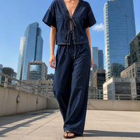 Crop top avec bretelles, ensemble deux pièces en denim brut indigo foncé vintage pour femme, détails de surpiqûres contrastées, manches courtes à nouer devant