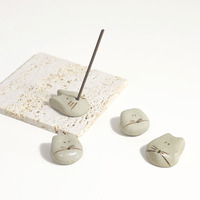 Porte-encens et support à bâtonnets en forme de tête de chat en argile grise artisanale, décoration d'intérieur moderne et fantaisiste, pièce de collection