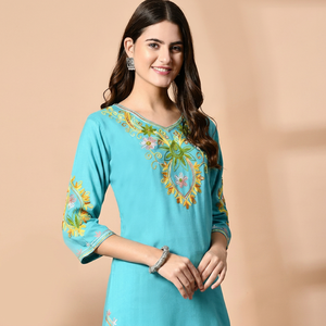 Kurta de Rayón Bordada en Turquesa para Mujer, Corte Regular, Largo Mini, Estilo Casual, Diseño India-Pakistán, para Todas las Temporadas - Product Image 1