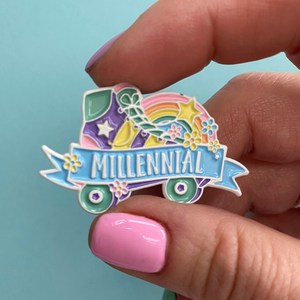 2025 <span class=keywords><strong>milenario</strong></span> de alta calidad, alfileres de solapa artesanales de Metal personalizados, adorno Multicolor decorativo de moda, chapado de Pin de esmalte suave - Product Image 1
