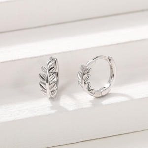 Orecchini a Cerchio in Oro Bianco, Argento 925, Design Vegetale, Stile Minimalista, Gioielli da Donna per Uso Quotidiano - Product Image 4