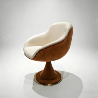 Fauteuil d'appoint moderne de luxe fait main en forme de tulipe capitonnée |   Fauteuil lounge en cuir suédé avec structure en bois massif pour la maison ou le bureau