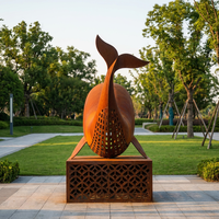 Grande sculpture de dauphin en acier Corten, surface auto-oxydée, point focal pour entrée de station de ski