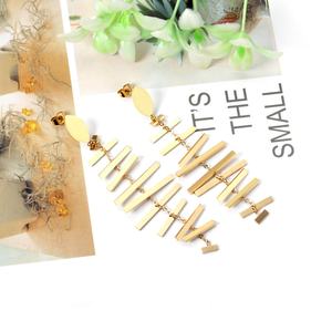 Boucles d'oreilles pendantes en acier inoxydable plaqué or 14 carats, style populaire, motif arête de poisson, pour femme - Product Image 4