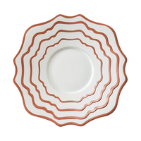 Assiettes en céramique rose élégantes à bords festonnés avec bordure dorée - Ensemble de vaisselle jetable pour la décoration de table de mariage ou d'événement