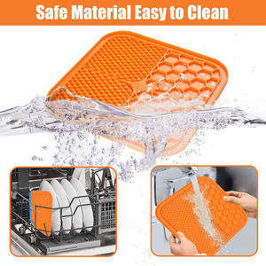 Tapis à lécher carré en silicone avec ventouses pour chiens et chats, qualité alimentaire, lot de 2, tapis de distribution lente, gamelle à lécher pour animaux de compagnie - Product Image 2