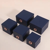Nouvelle boîte organisatrice de bijoux carrée en cuir PU personnalisée, fermeture magnétique, logo personnalisé, doublure intérieure douce, finition de qualité, cadeau