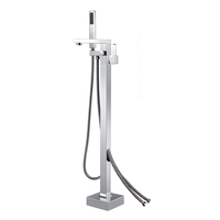 Robinet de baignoire moderne chromé sur pied avec cascade et douchette à main, mitigeur en laiton