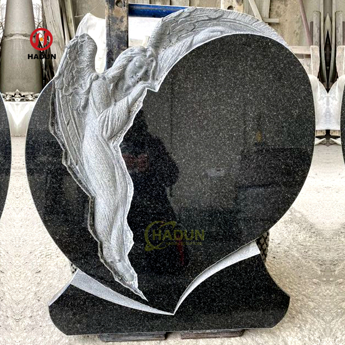 Forma de corazón de granito negro con lápida de flores