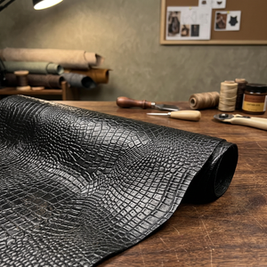 Tissu en cuir véritable de vachette gaufré crocodile noir pour sacs DIY - Product Image 4