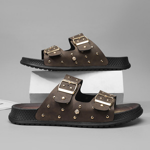 Sandales noires en PVC à enfiler avec boucles et clous dorés, bout ouvert, semelle extérieure en caoutchouc antidérapante, chaussures d'été pour hommes - Product Image 4