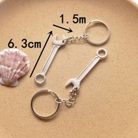 Porte-clés mini-outils en métal, design créatif clé à molette, marteau, tournevis, pelle, pendentif pour sac de voiture, petit cadeau promotionnel
