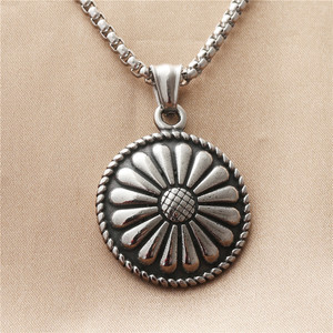 Collier pour homme en acier inoxydable de style européen américain, pendentif tournesol, design géométrique rétro 19012 - Product Image 1
