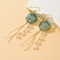 Boucles d'oreilles tendance en perles de verre oniriques avec créatures marines fluides et motifs pastèque