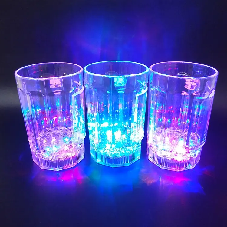 18 oz LED 라이트 맥주 머그잔 500ml LED 조명 컵 LED 플라스틱 안경 액체 활성화 LED 깜박이 컵