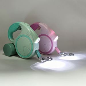 Laisse rétractable pour chien avec lampe de poche et distributeur de sacs à déjections, laisse de promenade durable pour animaux de compagnie pour une utilisation nocturne et des cadeaux promotionnels - Product Image 4