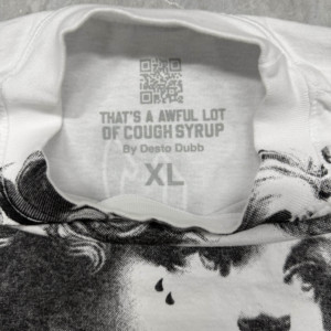 T-Shirt da Uomo Casual Oversize di Alta Qualità in Cotone 100% Stile High Street con Scritta "That's an Awful Lot of Cough Syrup" Scansionabile - Product Image 5