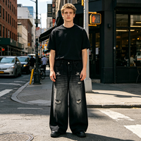 Culottes en jean noir déchiré pour hommes avec poches brodées, coupe large, style streetwear, vente en gros