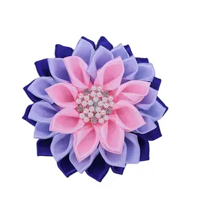 थोक सभी हस्तनिर्मित गामा फी डेल्टा प्रेरित गुणवत्ता सटिन रिबन गुलाबी और नीले रंग की टोन महिला फूल की कॉर्सेज ब्रोच