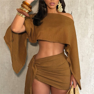 Elegante conjunto de dos piezas para mujer, top corto holgado de un solo hombro con manga acampanada y falda, ideal para el verano. - Product Image 3
