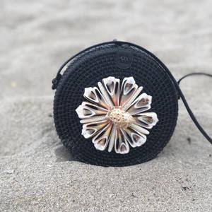 Sac rond en rotin noir avec coquilles naturelles, fabriqué au Vietnam, livraison gratuite - Product Image 1