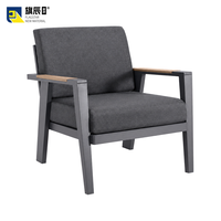 Chaise longue d'extérieur, siège individuel, structure en acier galvanisé, coussin gris, accoudoirs en WPC, fauteuil de jardin et de terrasse