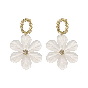 Boucles d'oreilles en perles et diamants avec pendentif fleur en résine Bijoux simples en cuivre pour femmes pour les fêtes - Product Image 5
