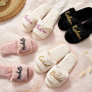 Pantoufles en <span class=keywords><strong>fourrure</strong></span> couleur unie avec logo personnalisé pour femmes, nouveau style, pour intérieur et extérieur, mariage, pantoufles blanches en peluche à bout ouvert pour femmes - Product Image 4