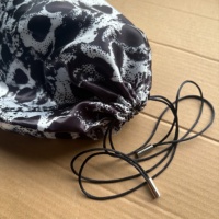 Pochette de rangement à cordon de serrage 28x35cm, imprimé crâne noir et blanc, sac anti-poussière en soie personnalisé pour casquette