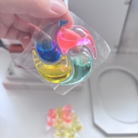 Machine d'emballage, de remplissage et de scellage semi-automatique pour les dosettes de lessive, les emballages de produits chimiques, les sacs/pochettes en plastique