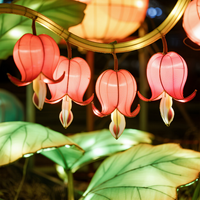Kleurrijke zijden lantaarns met Chinees design, tuindecoratie, festival-lantaarns, decoratieve bloemen, kransen en planten